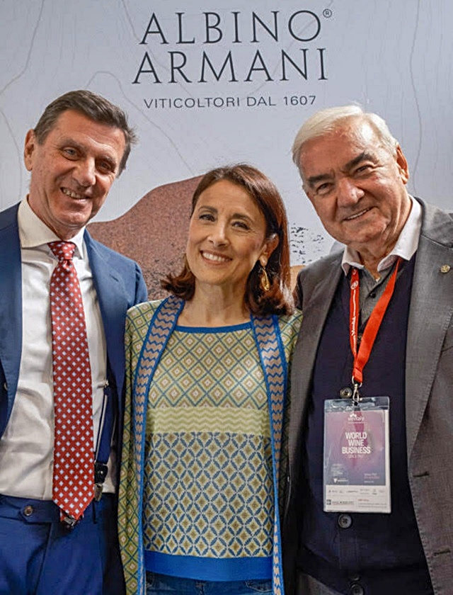 2-albino-armani-e-la-moglie-egle-festeggiano-con-il-giornalista-giuseppe-casagrande.jpg