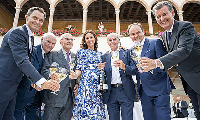 2-la-famiglia-lunelli-durante-i-festeggiamenti-per-i-120-anni-della-casa-spumantistica-ferrari.jpg