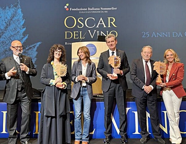 2-marcello-lunelli-cantine-ferrari-al-centro-ritira-la-statuetta-2025-jpg.jpg