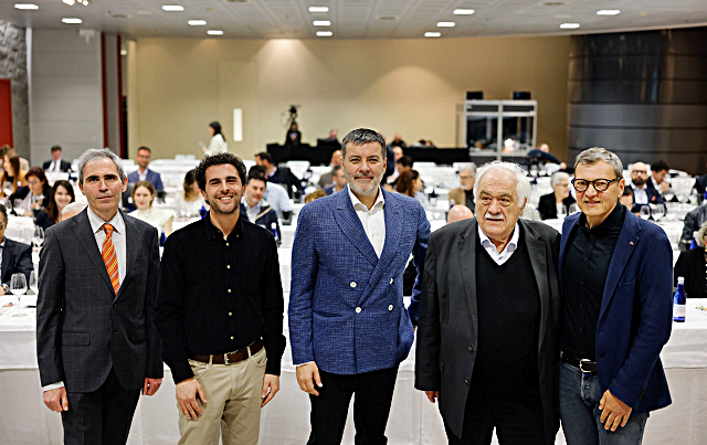 3-al-centro-raffaele-boscaini-con-il-prof-scienza-a-sinistra-gli-enologi-dante-cavazzani-e-stefano-quaglierini-a-destra-andrea-dal-cin-jpg.png