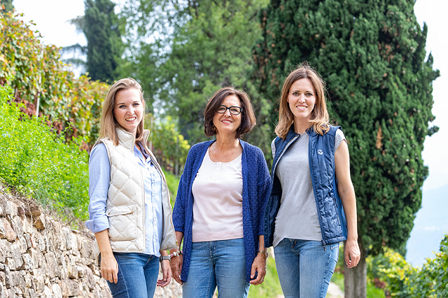 3-elena-walch-con-le-figlie-julia-e-karoline.jpg
