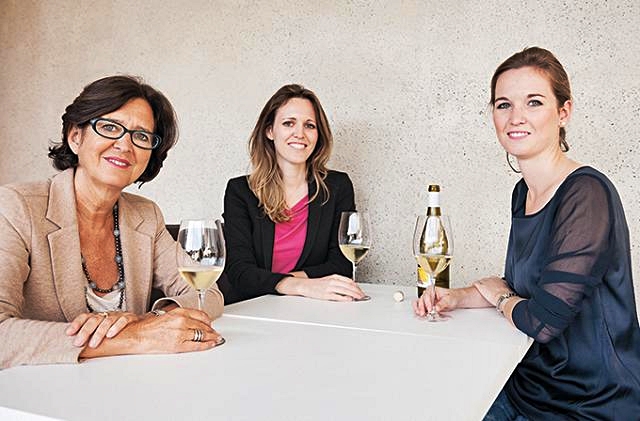 4-elena-walch-con-le-figlie-julia-e-karoline-bridano-con-la-grande-cuvee-beyond-the-clouds.jpg