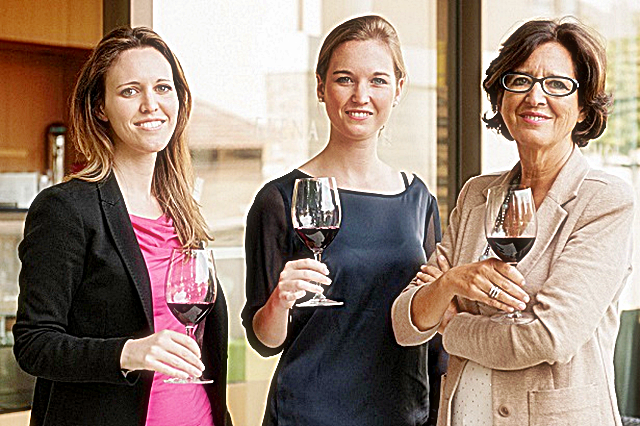 4-julia-karoline-ed-elena-walch-brindano-con-un-calice-di-pinot-nero-ludwig-vincitore-del-concorso.jpg