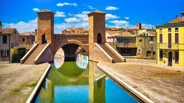 4-l-immagine-simbolo-di-comacchio-il-famoso-ponte-dei-trepponti.jpg