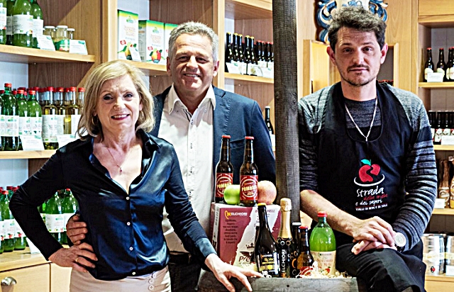 4-maria-lucia-melchiori-sara-in-fiera-a-milano-con-il-marito-alberto-corazzolla-e-il-figlio-matteo.jpg