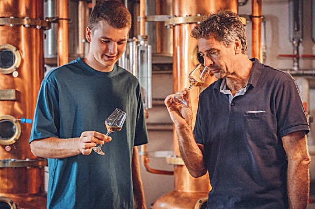 6-alessandro-poli-con-il-figlio-massimiliano-titolari-della-cantina-distilleria-francesco-poli-di-santa-massenza.jpg