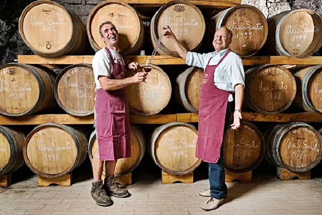 7-stefano-e-marco-pisoni-nella-barricaia-del-vino-santo-trentino-a-pergolese.jpg