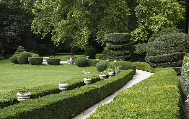 7-uno-degli-affascinanti-vialetti-del-parco-guerrieri-gonzaga-di-villa-lagarina.jpg
