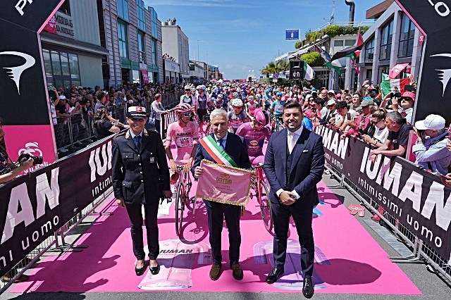 partenza-undicesima-tappa-del-giro-25.jpg