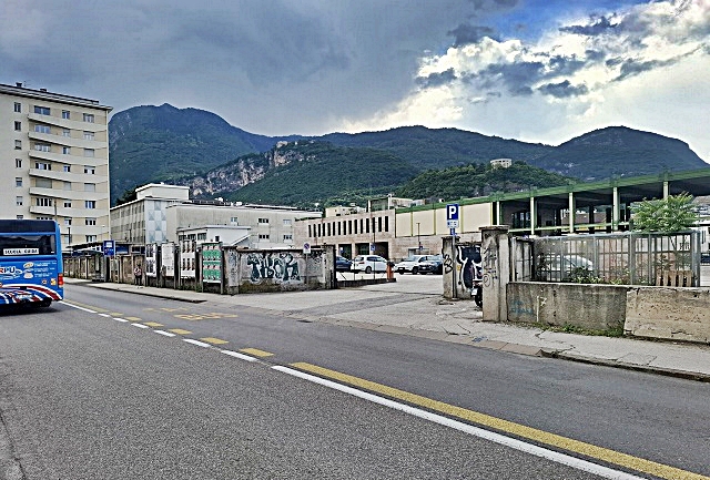 posteggio-tn-ma-foto-1_ingresso-da-via-segantini.jpg