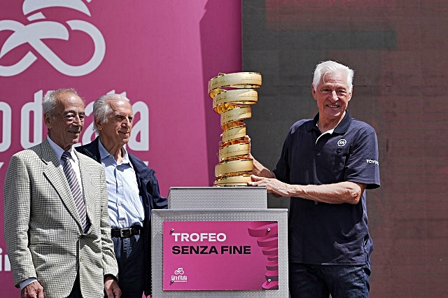 santini-ew-moser-alla-partenza-della-17esima-tappa-del-giro.jpg
