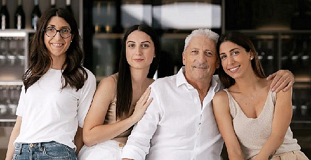 7-denis-spagnol-ribattezzato-nani-rizzi-con-le-figlie-giulia-elena-e-silvia.jpg