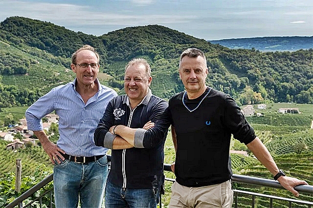8-paolo-de-bortoli-francesco-miotto-e-l-enologo-loris-dall-acqua-titolari-di-col-vetoraz.jpg