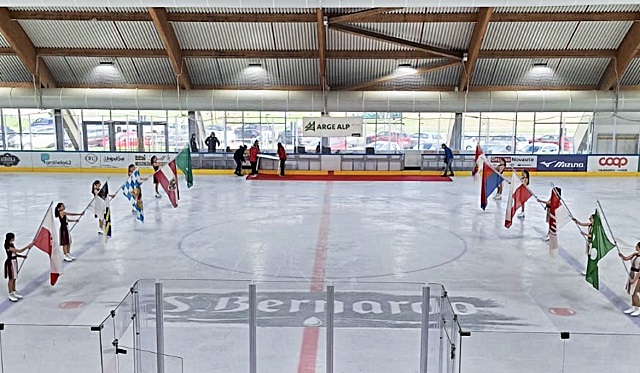 bandiere-arge-alp-all-icearena-di-varese_imagefullwide.jpg
